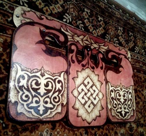 Всем добра. Вот такой кухонный набор из трёх досок - мясо, овощи, хлеб - ждет свою хозяюшку. 03