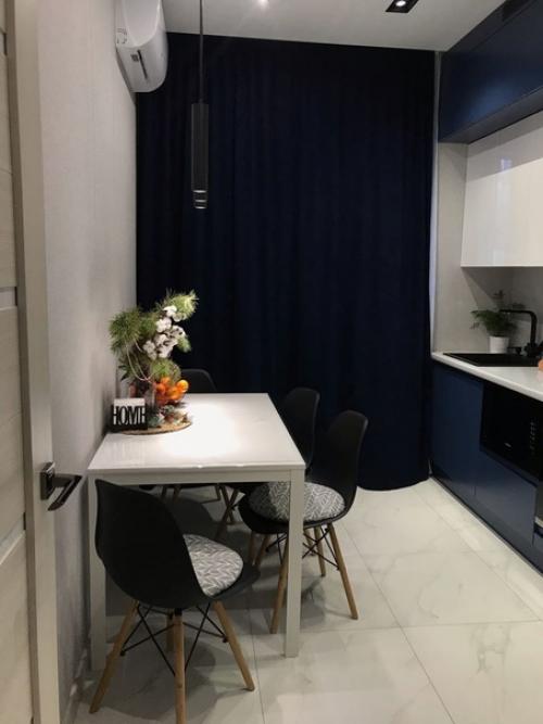 Ремонт в однушке.  Очень эффектно смотрится сочетание синего и белого цвета в кухне. 01