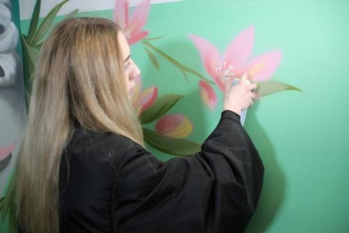 После жалобы Гладкову управляющая компания Белгорода украсила подъезд цветами. 05