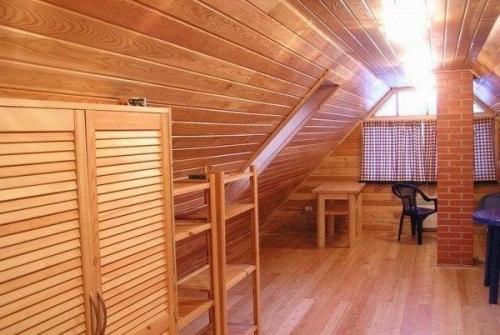 Отделка мансарды. Одним из мэйнстримных направлений в дизайне мансардного этажа, является отделка его евровагонкой. 03