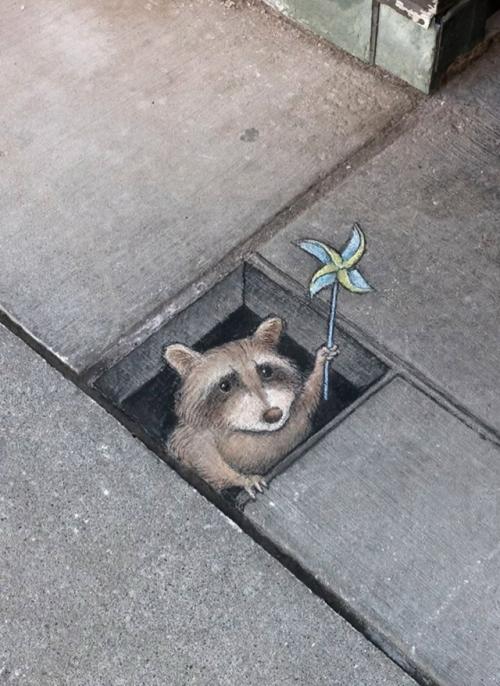 Трещины на тротуарах превращаются в целые миры художника. 04