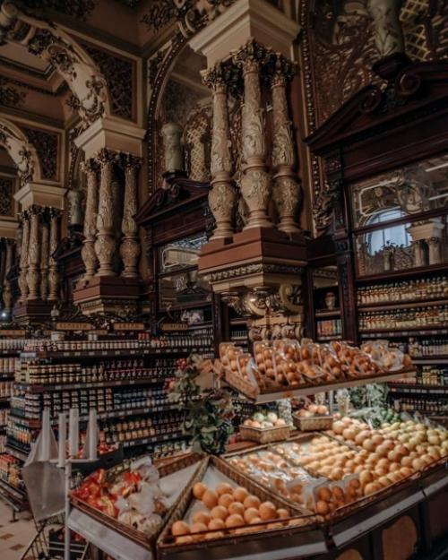 Один из старейших магазинов Москвы - елисеевский. 02