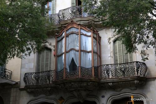 Балкон в наши дни привычным продолжением квартиры стал. 06