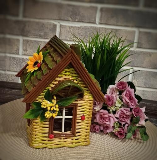 Как радуются дети, заглядывая в светящиеся окошки домика (внутри светодиодная гирлянда) в предвкушении волшебной истории! 02