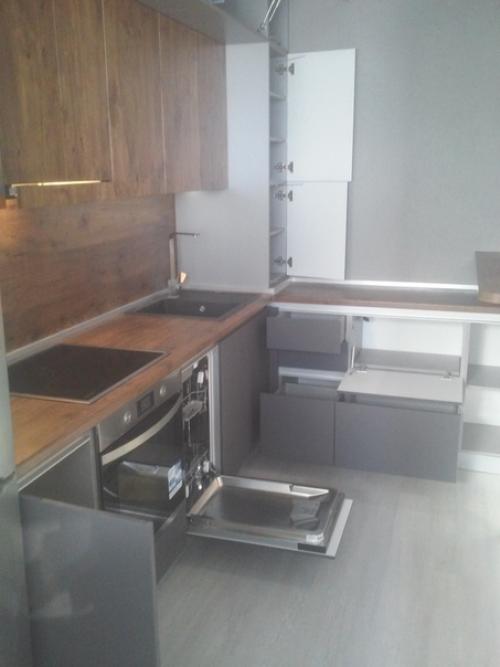 Черный цвет и дерево на кухне. 09