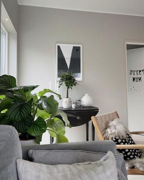 Несмотря на то, что этот скандинавский дом новый, здесь много старых, поддержанных и сделанных своими руками вещей. 05