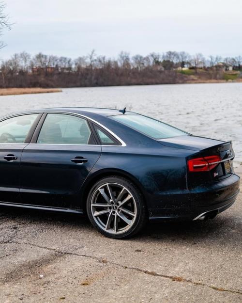 Когда речь заходит о воплощении совершенства в сегменте премиальных Седанов, Audi S8 D4 становится эталоном, которому равняются. 01