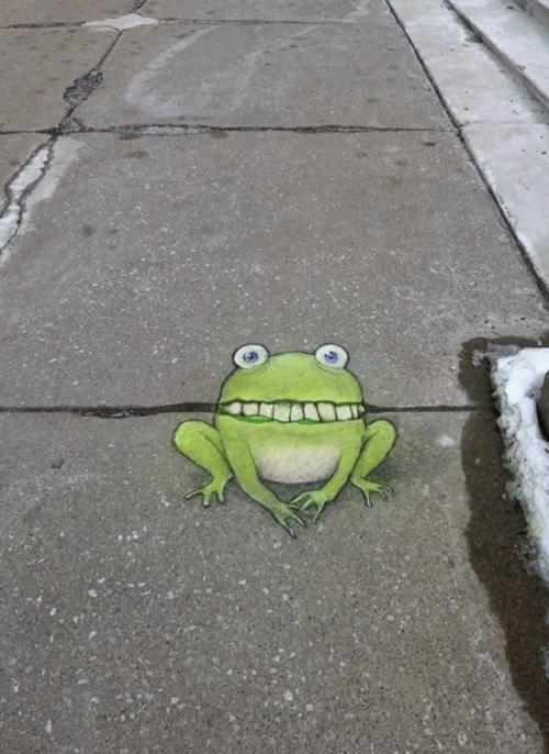 Трещины на тротуарах превращаются в целые миры художника. 08