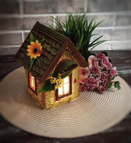 Как радуются дети, заглядывая в светящиеся окошки домика (внутри светодиодная гирлянда) в предвкушении волшебной истории! 01