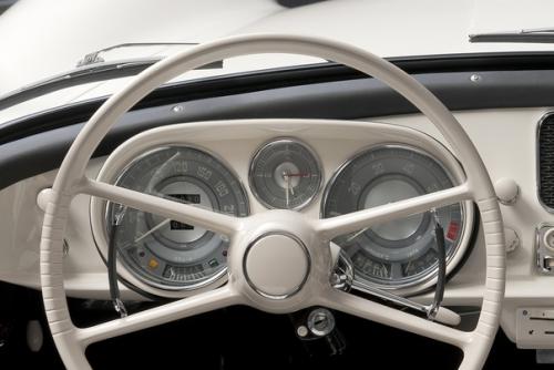 На приборную панель возложена важная миссия: быть легко читаемой и давать владельцу максимум информации. 01