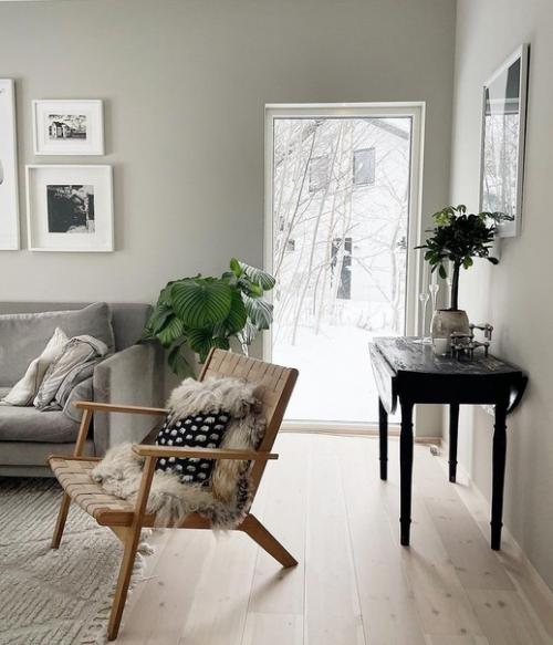 Несмотря на то, что этот скандинавский дом новый, здесь много старых, поддержанных и сделанных своими руками вещей. 01