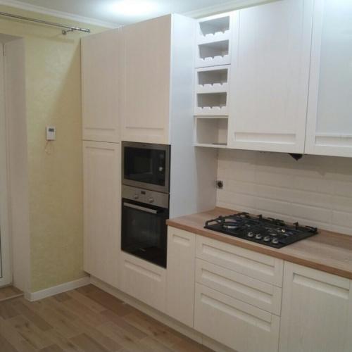 Светлая кухня со встроенной техникой. 03