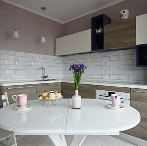 Просторная кухня с уютным диванчиков в обеденной зоне. 02