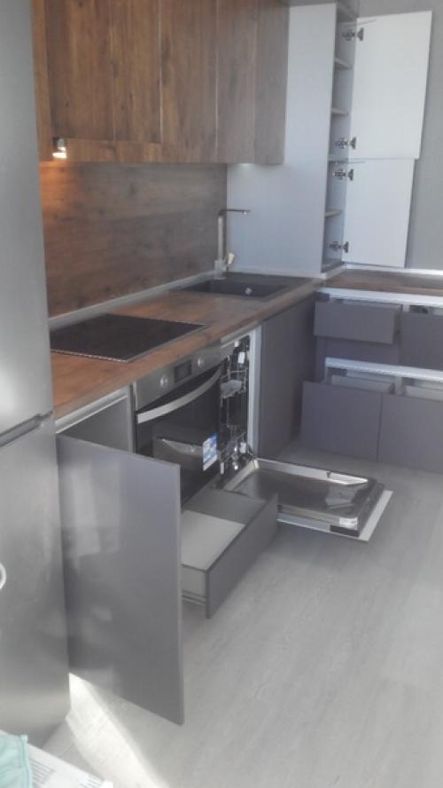 Черный цвет и дерево на кухне. 03