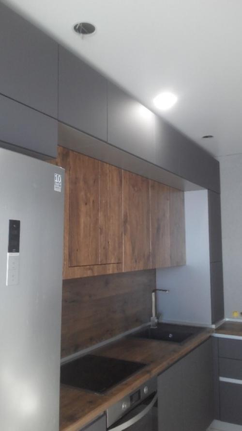 Черный цвет и дерево на кухне. 02