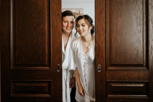 Традиция разделять жениха и невесту в ночь перед свадьбой по-прежнему актуальна, но это вовсе не обязательно. 06