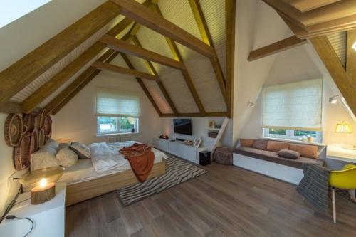 Дизайн мансарды загородного дома для молодой семьи с ребёнком. 03