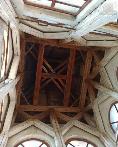 Есть в калининградской области место, где компании Netflix сам бог велел снять завораживающий и кошмарный сериал про вампиров. 02