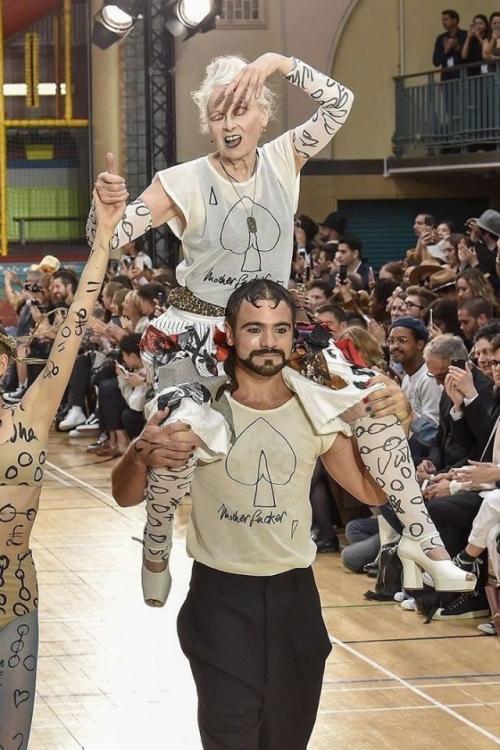 Когда в 1941 году Вивьен вествуд появилась на свет в английской деревне, ангелы моды тихо переглянулись: 03