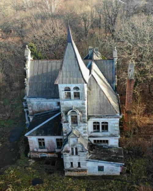 Есть в калининградской области место, где компании Netflix сам бог велел снять завораживающий и кошмарный сериал про вампиров.  