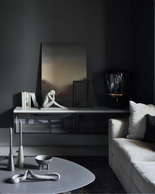 Обволакивающий, уютный интерьер дизайнеры Валерия Маслова и Пётр Маслов создали для молодых супругов, которые любят чёрный цвет. 04