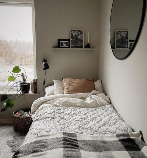 Несмотря на то, что этот скандинавский дом новый, здесь много старых, поддержанных и сделанных своими руками вещей. 04