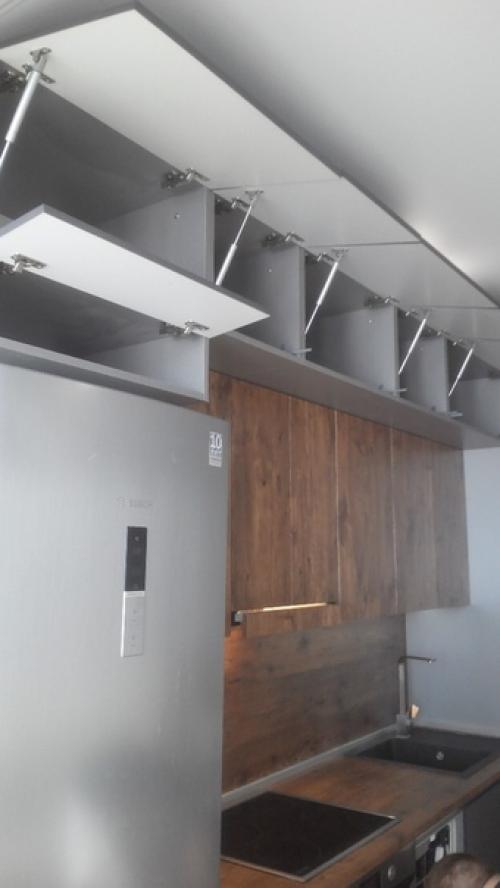 Черный цвет и дерево на кухне. 06