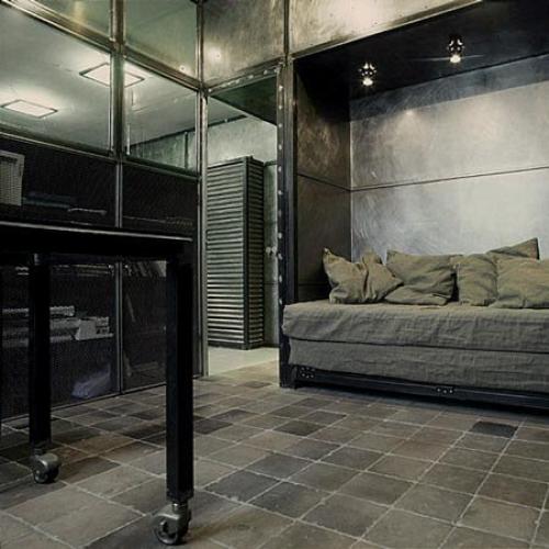 Архитектор Петр костелов отреставрировал квартиру в Москве, используя индустриальные материалы. 08