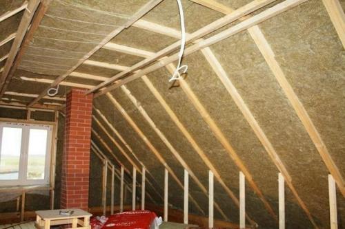 Отделка мансарды. Одним из мэйнстримных направлений в дизайне мансардного этажа, является отделка его евровагонкой. 01