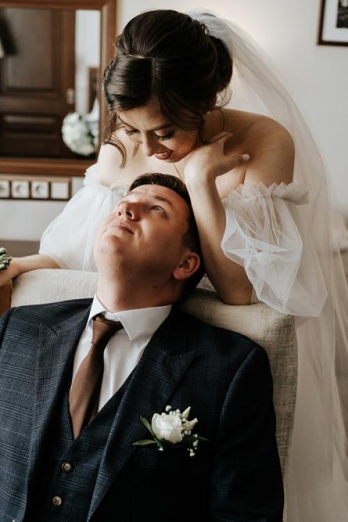 Традиция разделять жениха и невесту в ночь перед свадьбой по-прежнему актуальна, но это вовсе не обязательно. 09