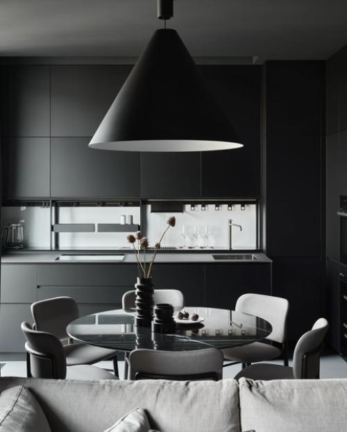 Обволакивающий, уютный интерьер дизайнеры Валерия Маслова и Пётр Маслов создали для молодых супругов, которые любят чёрный цвет. 03