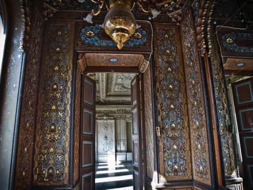 Особняк купцов Брусницыных расположился на кожевенной линии васильевского острова - в XIX веке она была промышленной зоной. 05