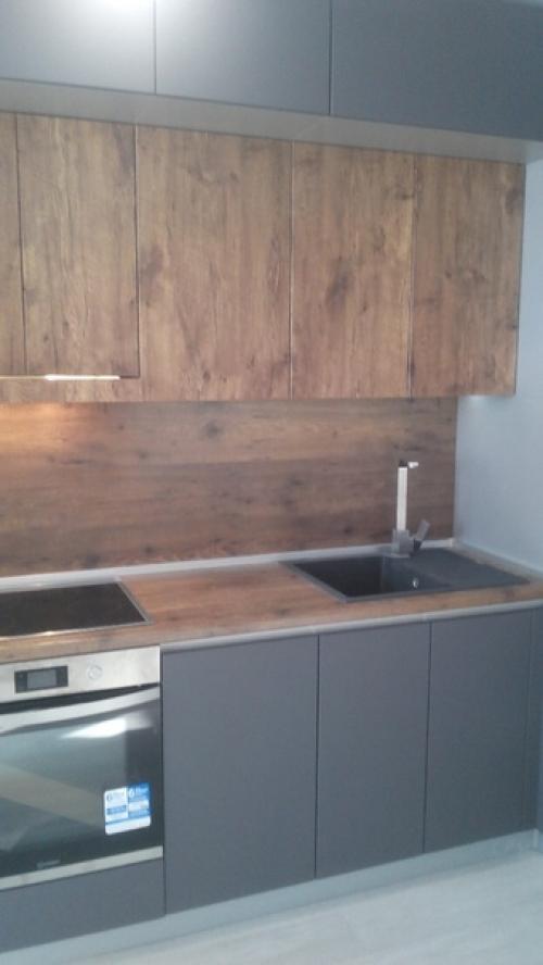 Черный цвет и дерево на кухне. 01