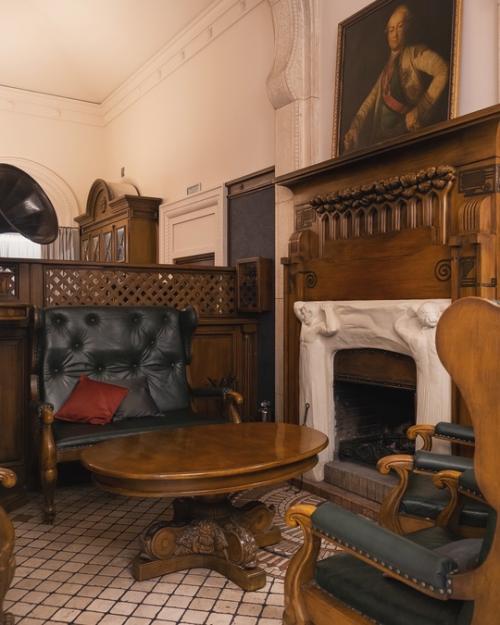 На втором этаже нашего особняка находится Гостиный зал - пространство, где время словно замедляется, а каждая деталь дышит историей. 02