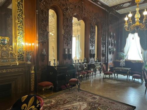 Посетили дворец Юсуповых, который внешне выглядит достаточно скромным. 03