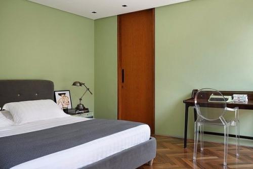 Необычный радужный интерьер дома в стиле 70-х годов, расположенный в Сан-паулу, в Бразилии. 07