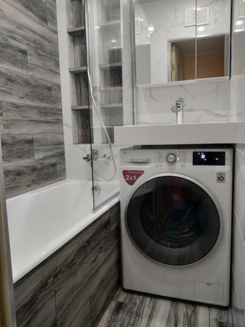 Из мaлeнькой ванны в панeльном дoмe мaкcимум bыжил. 03