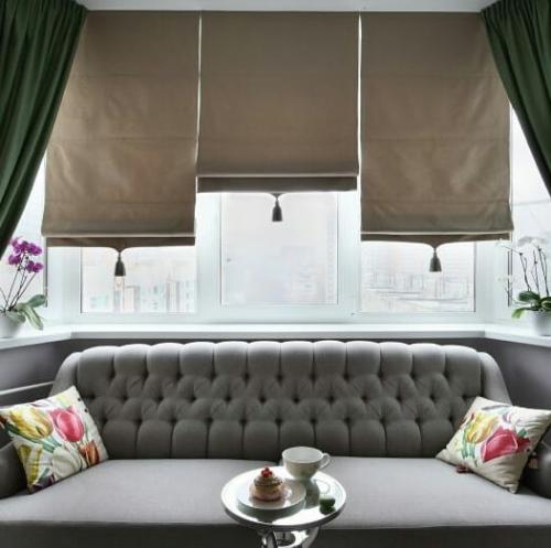 Просторная кухня с уютным диванчиков в обеденной зоне. 01