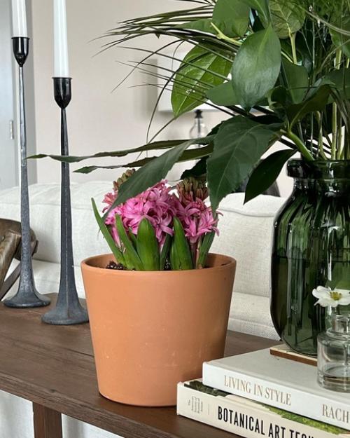 Зеленый - выдающийся цветовой тренд весны - лета 2022 года, который придает свежий, гармоничный и оживляющий вид нашим домам. 08