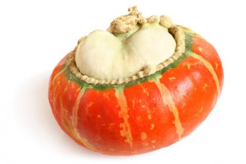 Декоративная тыква?   Мы привыкли украшать дачу цветами, но необычные овощи с этой задачей справляются ничуть не хуже. 09