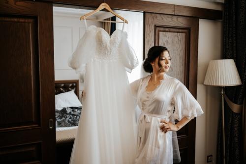 Традиция разделять жениха и невесту в ночь перед свадьбой по-прежнему актуальна, но это вовсе не обязательно. 05