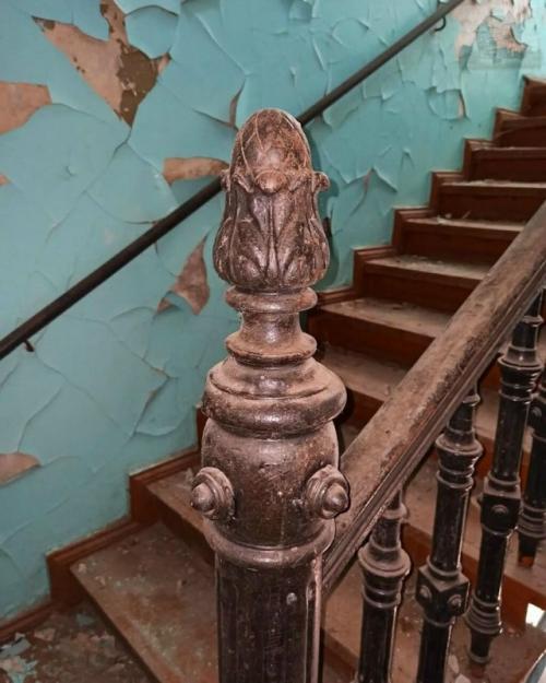 Есть в калининградской области место, где компании Netflix сам бог велел снять завораживающий и кошмарный сериал про вампиров. 06