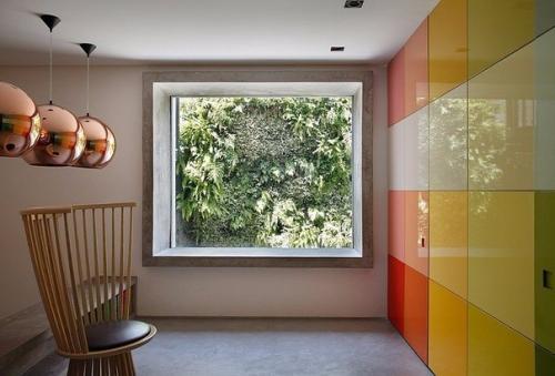 Необычный радужный интерьер дома в стиле 70-х годов, расположенный в Сан-паулу, в Бразилии. 03