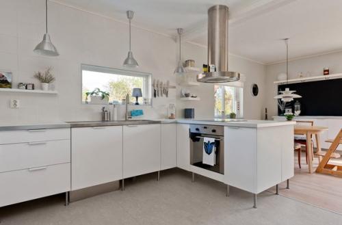 Варианты дизайна интерьера угловых кухонь. 06