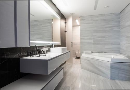 Этот чёрно-белый интерьер квартиры в Москве, Россия, разработанный студией Geometrix Design, является воплощением минимализма и графики. 09