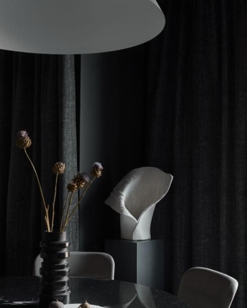 Обволакивающий, уютный интерьер дизайнеры Валерия Маслова и Пётр Маслов создали для молодых супругов, которые любят чёрный цвет. 05