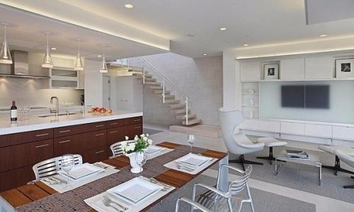 Cовременный, просторный и светлый интерьер квартиры в многоэтажном доме.