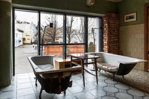 В последнее время ресторанный бизнес не отстает от культурной повестки - все больше открывается мест, вдохновленных родными образами. 07