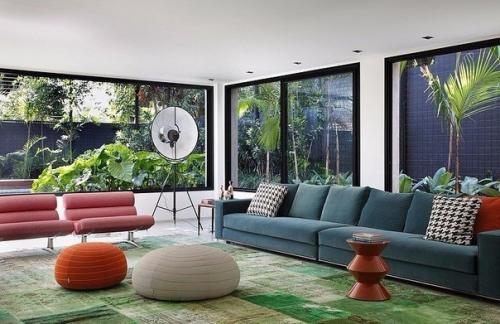 Необычный радужный интерьер дома в стиле 70-х годов, расположенный в Сан-паулу, в Бразилии.