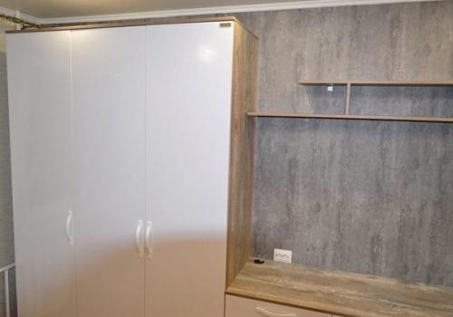 Мебель в гостиную получился вместительный шкаф, но при этом не перегрузили интерьер на видео можно посмотреть подробный обзор. 05